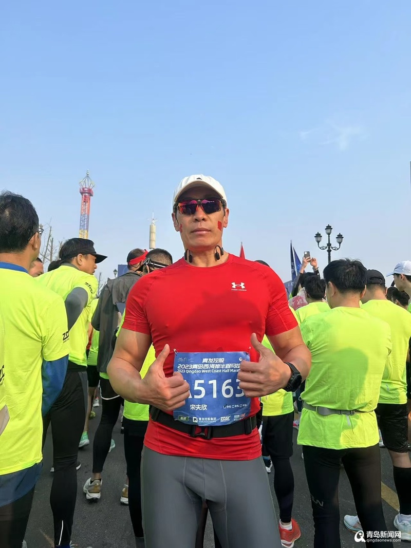 78岁的肌肉大哥冰瀑前秀身材，你敢相信他不到50岁吗？  第5张