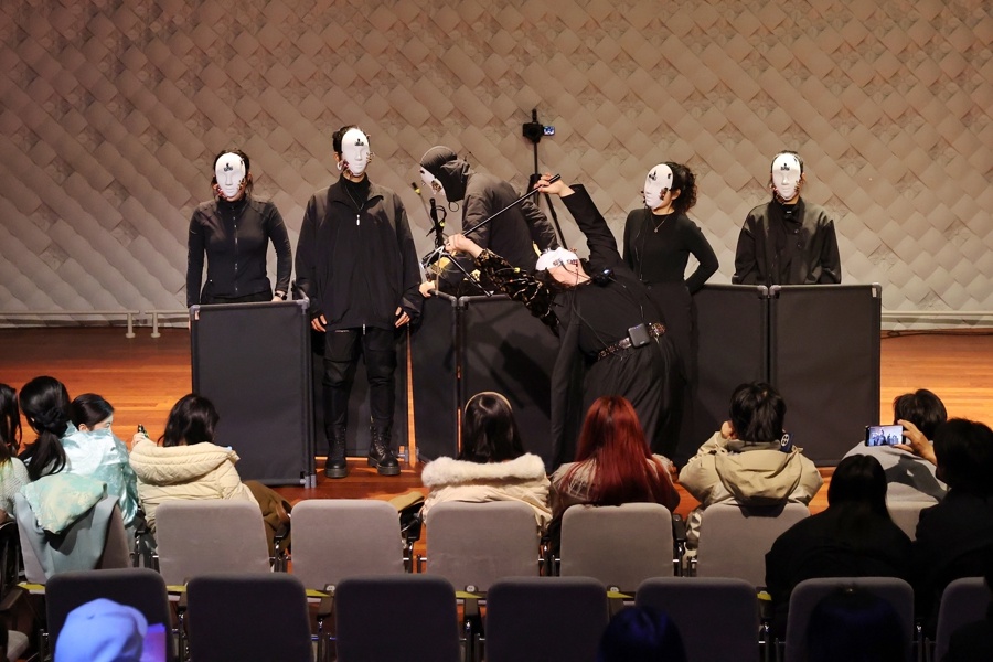 盲戏：一场让导演失业、编剧消失的先锋实验，你敢来挑战吗？  第3张