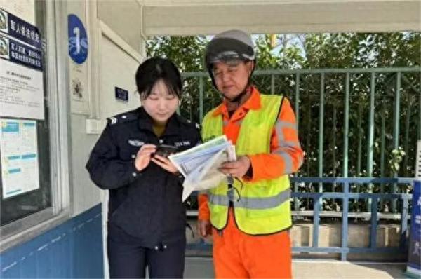 张瑞雪警官如何让吴师傅的电动摩托车挂牌变得如此简单？