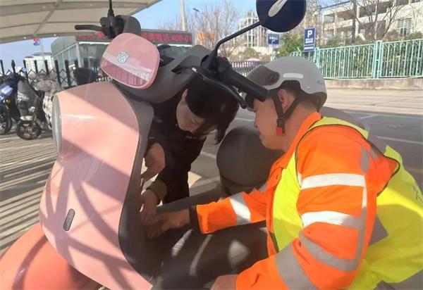 张瑞雪警官如何让吴师傅的电动摩托车挂牌变得如此简单? 第2张 张瑞雪警官如何让吴师傅的电动摩托车挂牌变得如此简单? 第2张