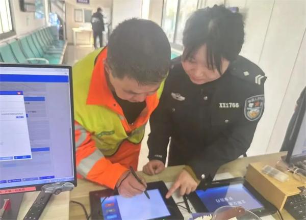 张瑞雪警官如何让吴师傅的电动摩托车挂牌变得如此简单? 第3张 张瑞雪警官如何让吴师傅的电动摩托车挂牌变得如此简单? 第3张