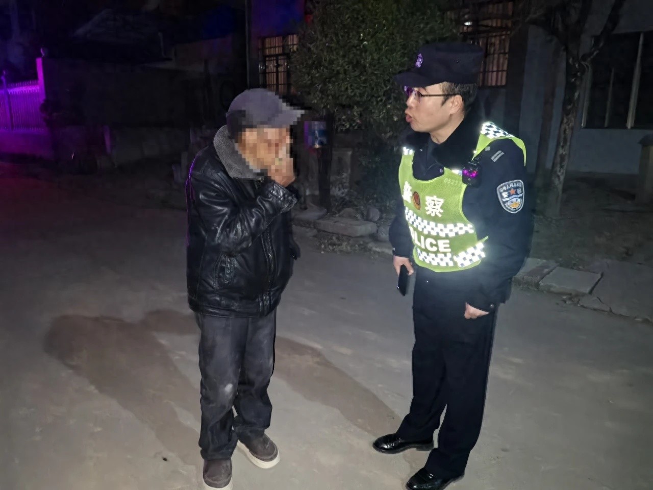 85岁老人路边摔倒，民警暖心护送回家！你家的老人安全吗？