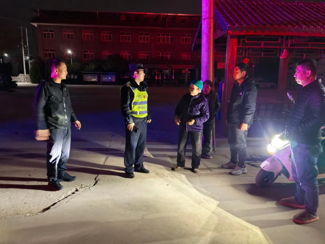 85岁老人路边摔倒，民警暖心护送回家！你家的老人安全吗？  第2张
