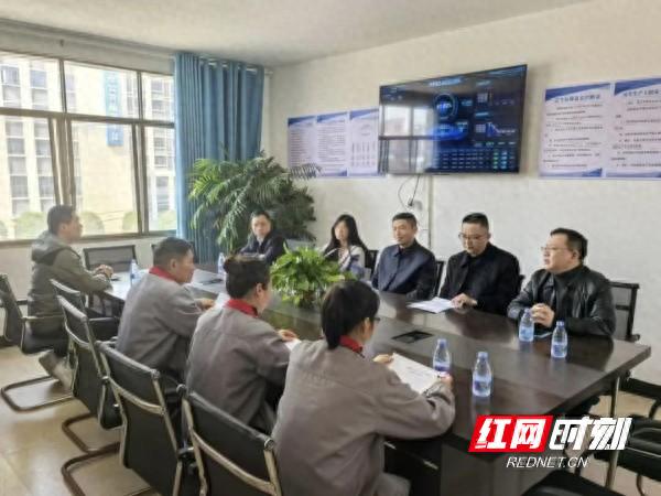 冷水江市司法局如何通过扫码入企活动优化营商环境？