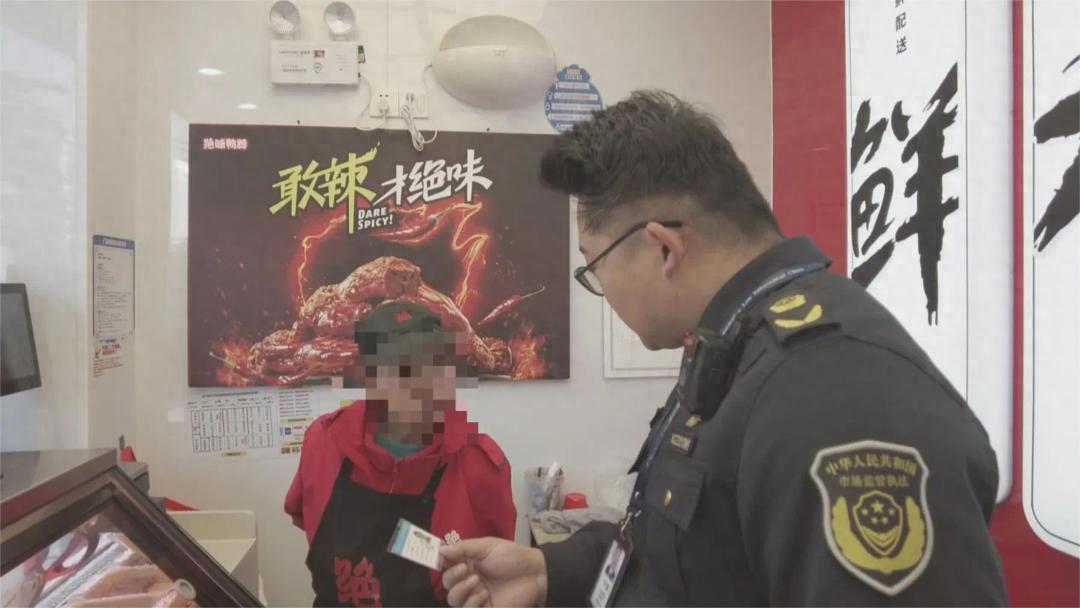 绝味鸭脖22名员工健康证造假，你的食品安全谁来保障？