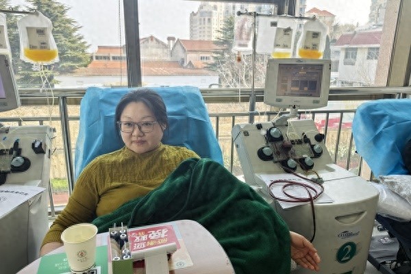 烟台一家人献血途中拾金不昧，黄金项链物归原主，你猜他们做了什么？