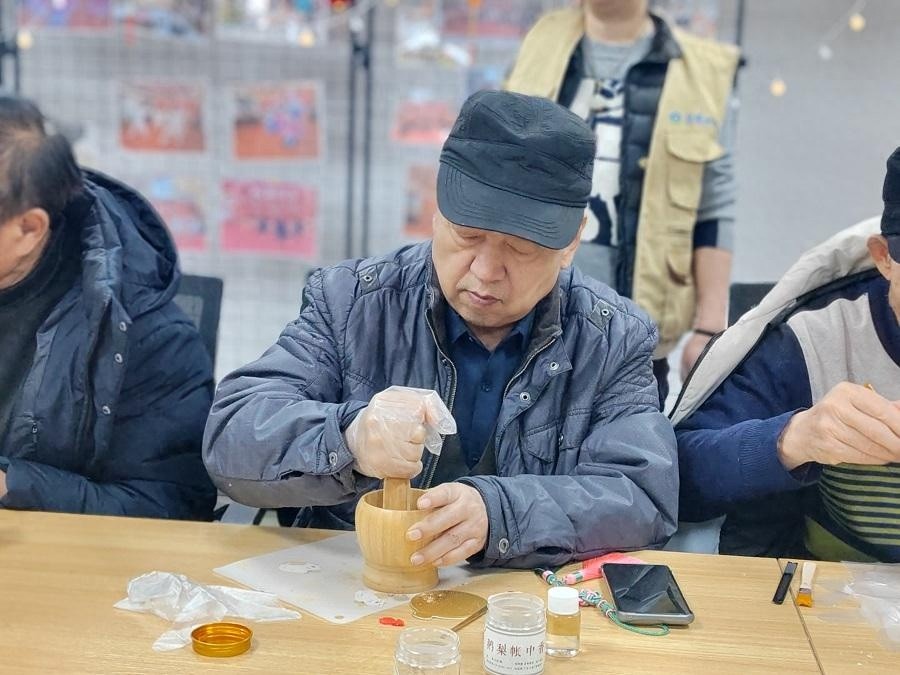 69岁老人丁文俭的退休生活为何从单调变多彩？社区活动改变了什么