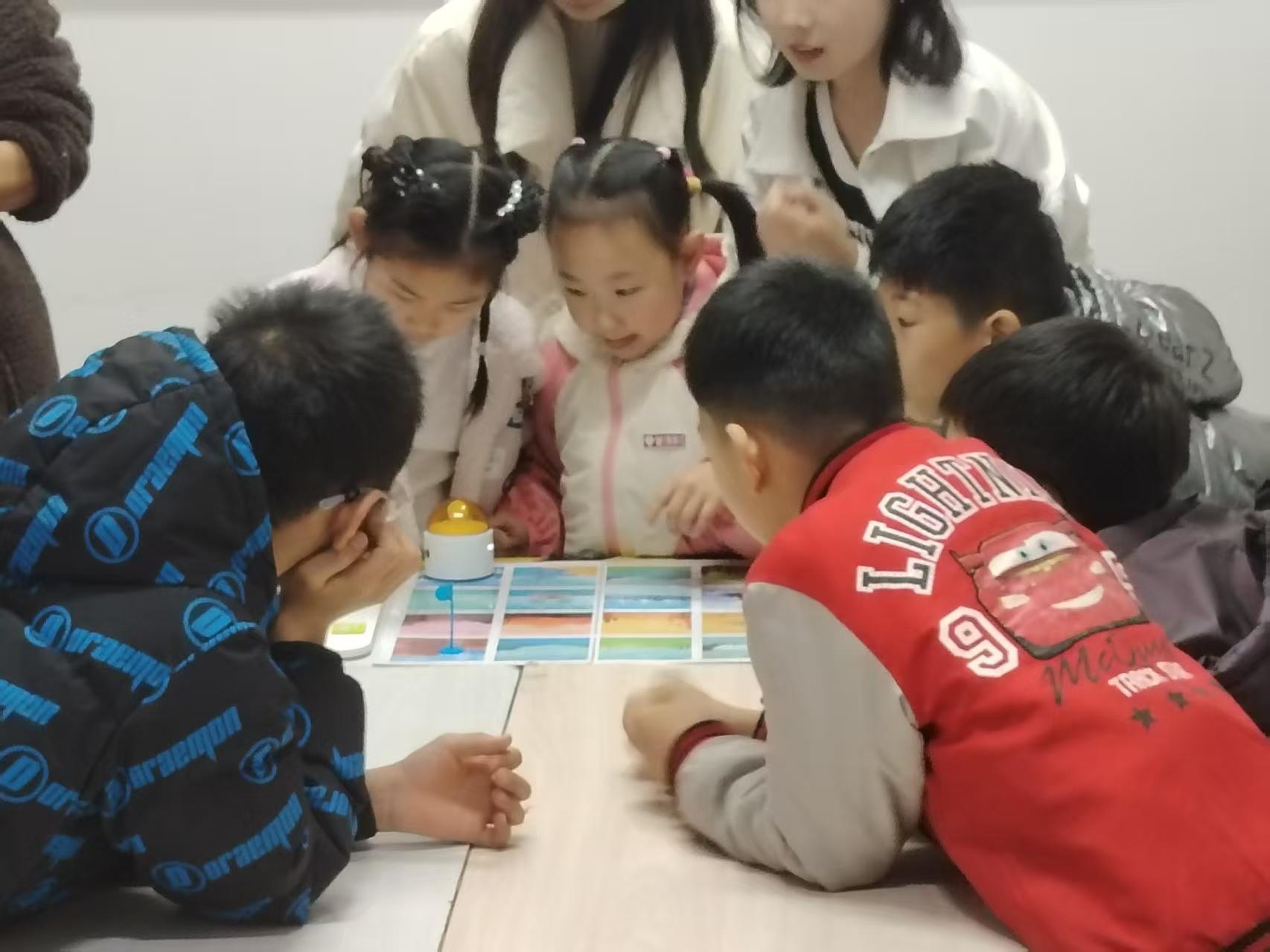 孩子们亲手制造火山爆发！这堂科学实验课为何让他们如此着迷？  第2张