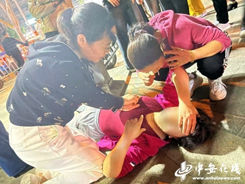 广场舞大妈突然晕倒！护士长跪地救人，这一幕感动了所有人