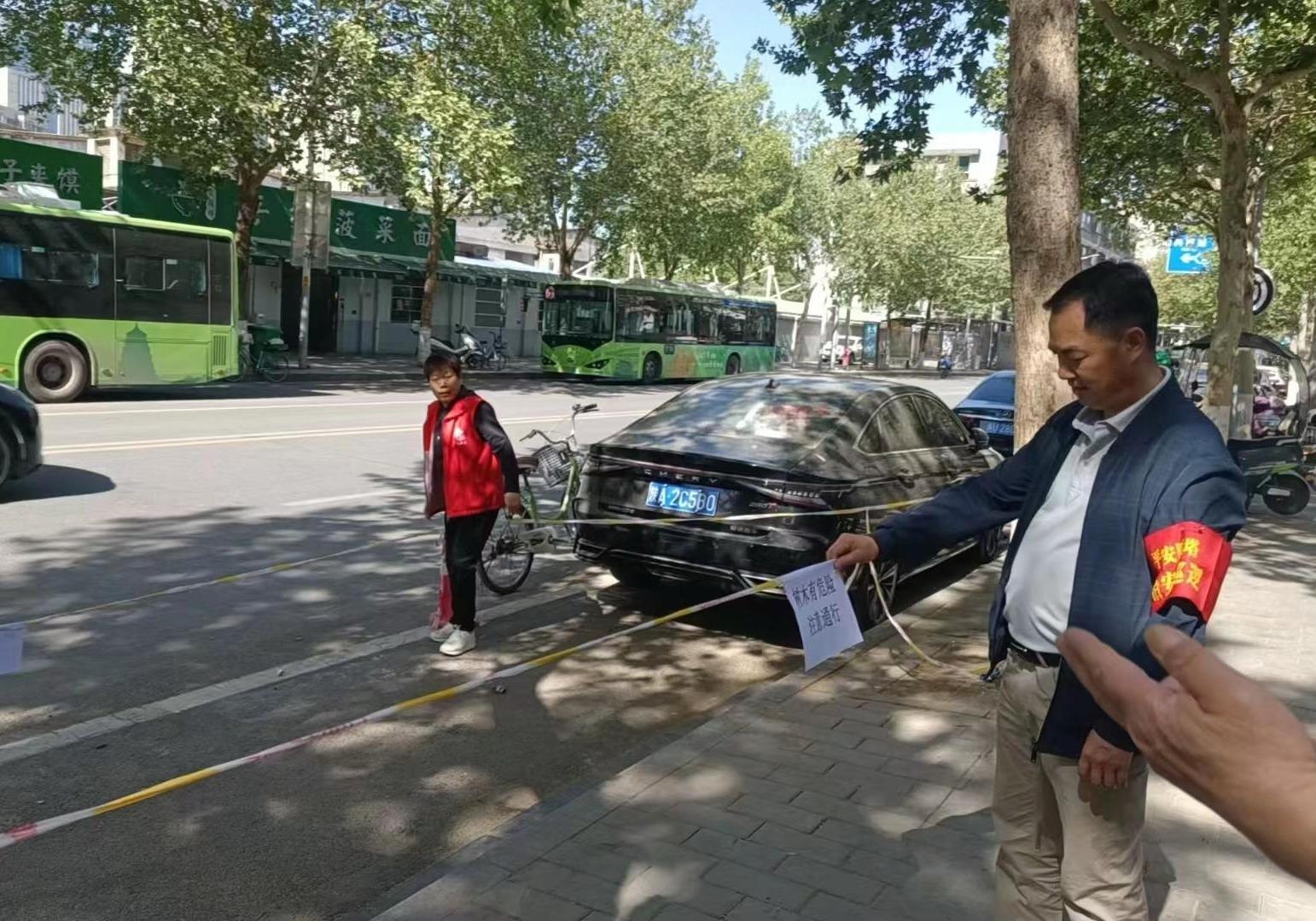 大风刮倒大树，社区紧急行动！他们是如何在30分钟内化解这场危机的？  第2张