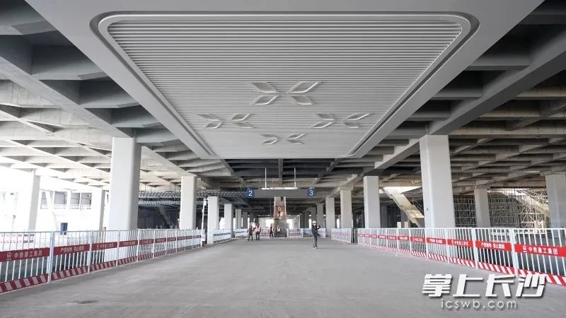 长沙高铁西站建设过半，这座杜鹃花造型的现代化枢纽将如何改变你的出行？  第2张