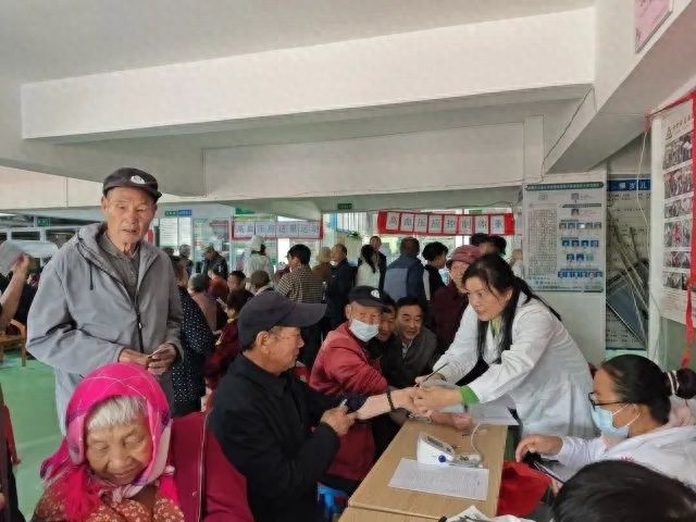 4月14日庄家湾社区服务一老一小，310余人次受益免费体检活动