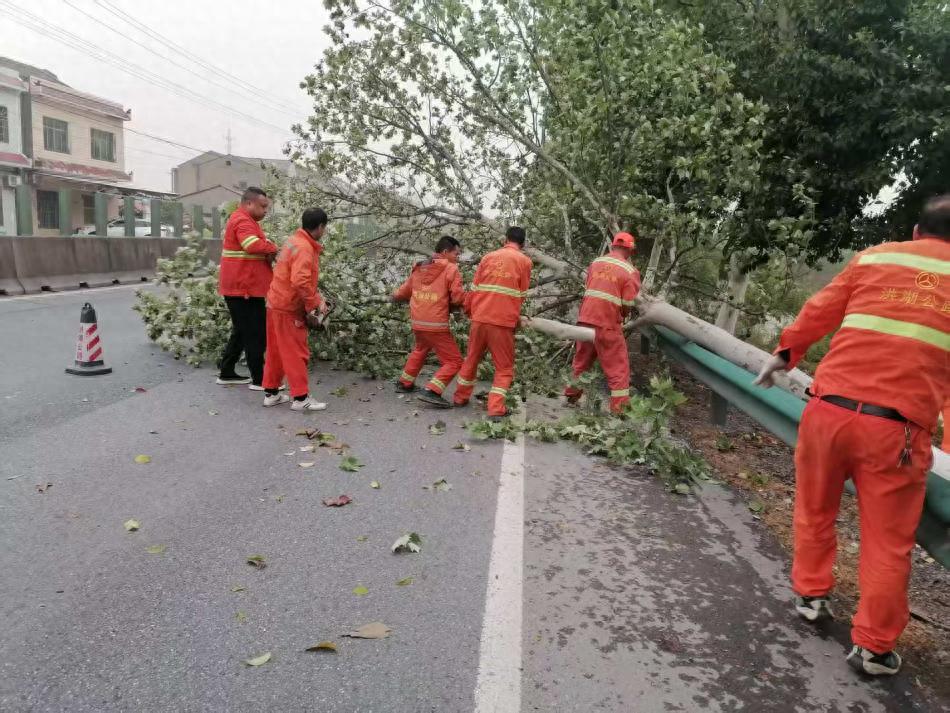 70人冒雨奋战12小时！洪湖公路人如何一夜打通326公里生命线？