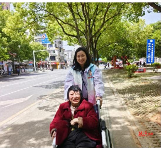 2年未出门的她终于见到阳光！残疾低保户林伟凤的第一次户外之旅，你想象不到她有多开心