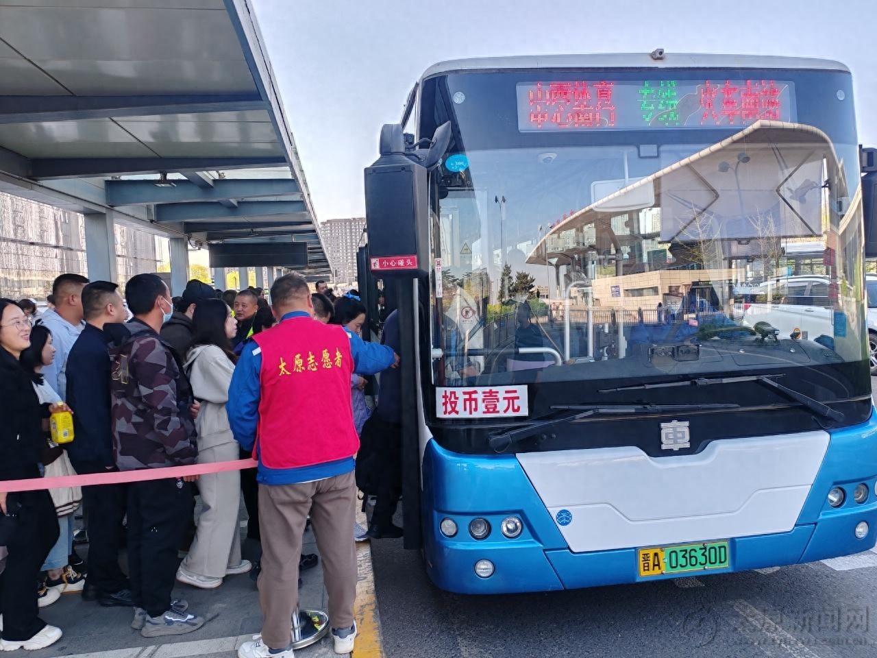 太原公交太走心！周传雄演唱会上竟把公交车改造成这样？