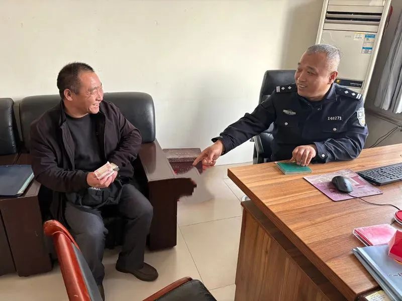 一万元现金丢失民警神速找回！群众手持锦旗致谢究竟有多感人？  第4张