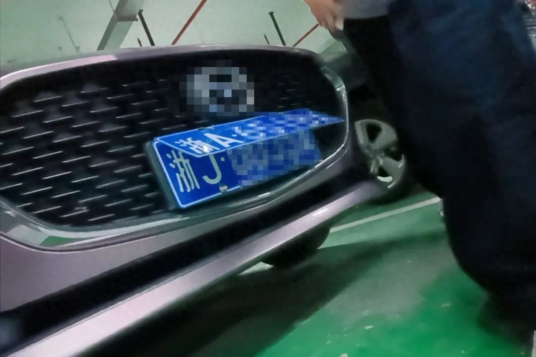 天呐！男子为省停车费让车牌变脸，这般操作最终得不偿失？