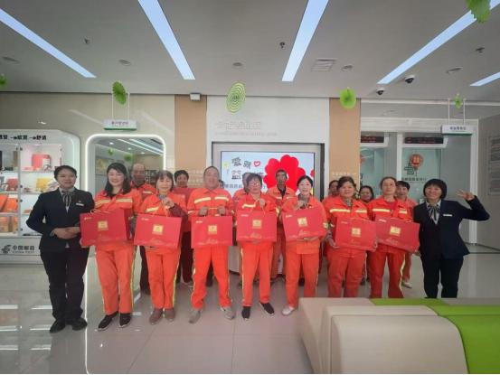 暖心！邮储银行为环卫工人送上防诈骗知识+爱心休息站，你被感动了吗？  第2张