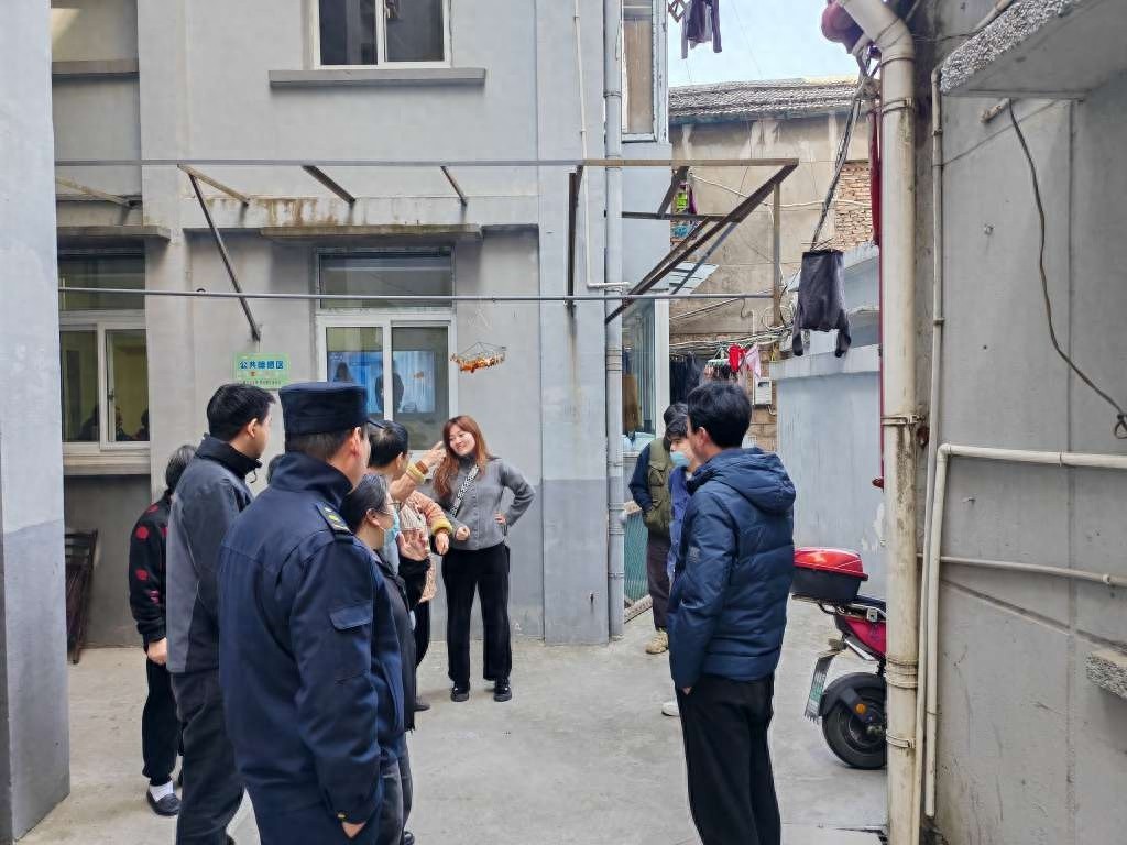 噪音扰民、滴水不断！嵊泗菜园执法中队如何巧妙化解冷库外机安装难题？