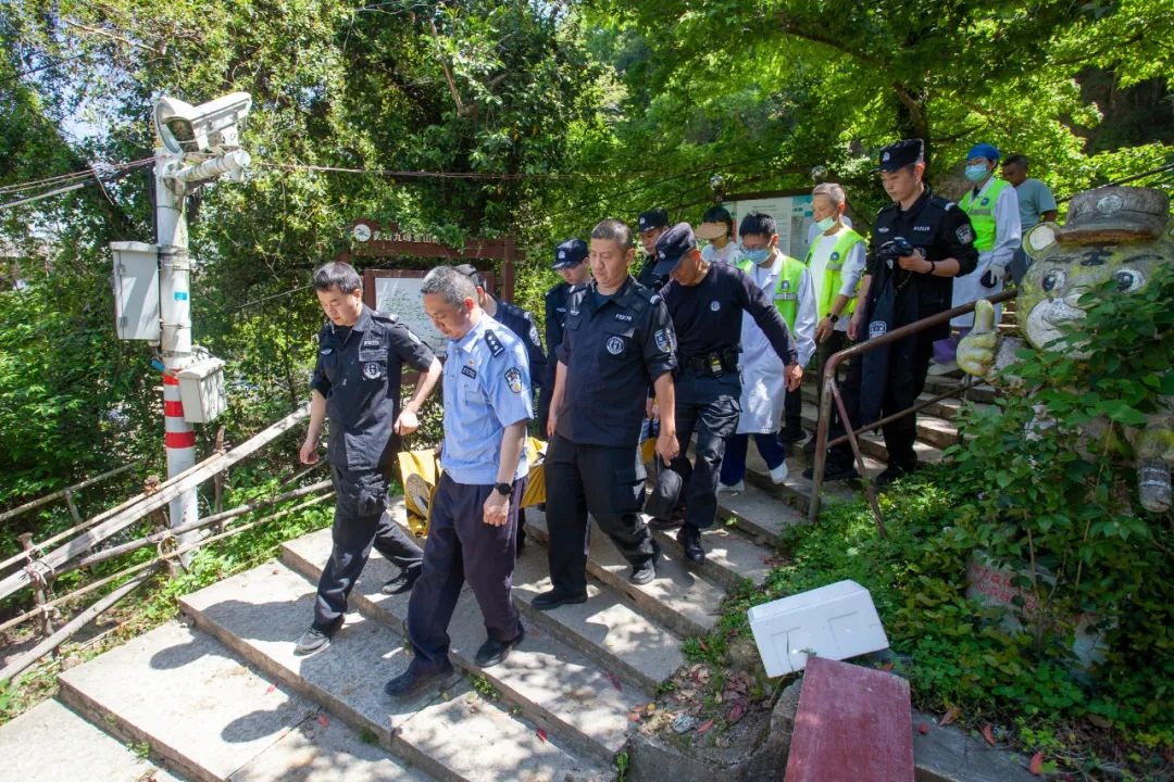 4月高温逼近30℃！黄岩一市民爬山祭祖中暑晕倒，警医救援能否化险为夷？  第2张
