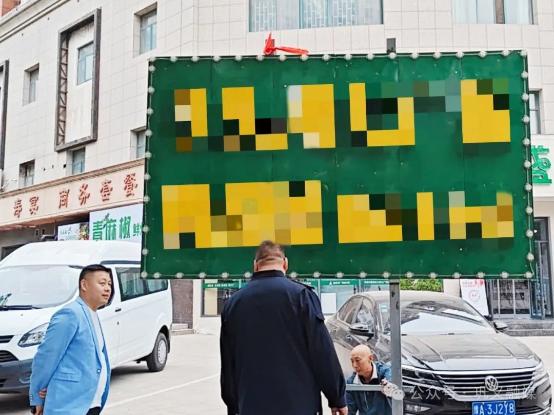 巩义住建局为保城市整洁美观，竟对违规广告牌做这事，你咋看？  第2张