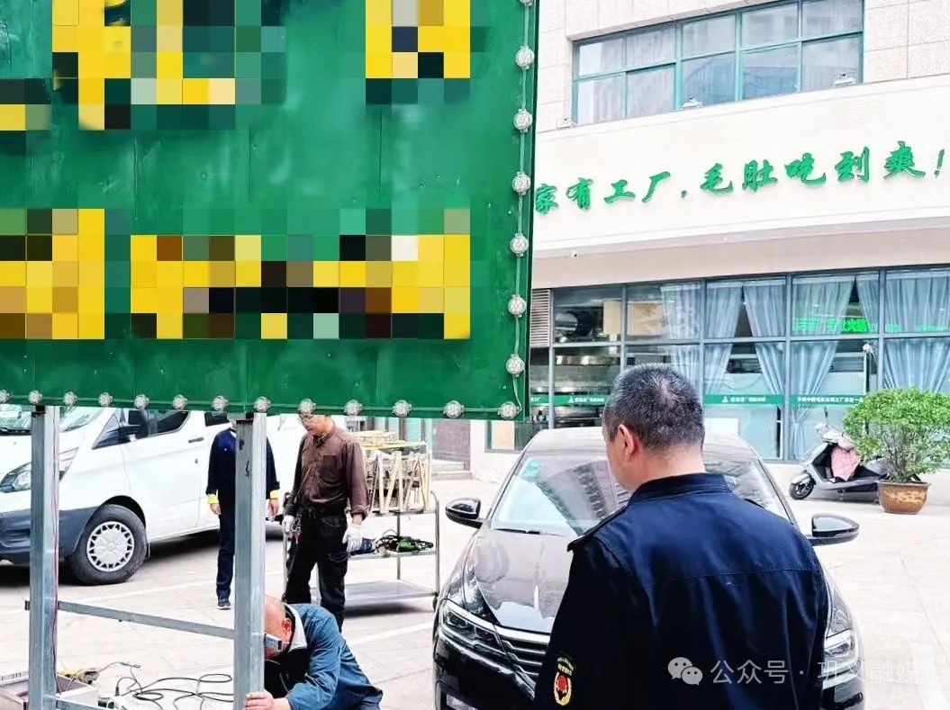 巩义住建局为保城市整洁美观，竟对违规广告牌做这事，你咋看？  第4张
