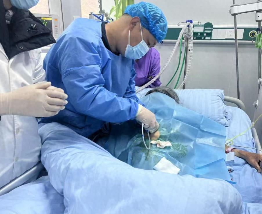 海拔3400米山路崎岖！上海医生不顾艰难拯救80岁藏族老阿妈命悬一线的生命