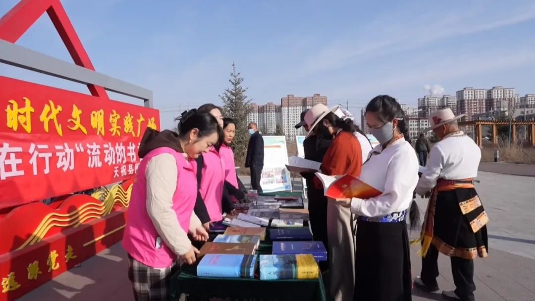 家门口就能享受书香？天祝县图书馆这一暖心举动让老人乐开花  第2张