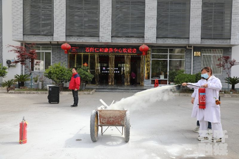 养老院突发火灾怎么办？石阡县消防演练教你如何安全逃生  第3张