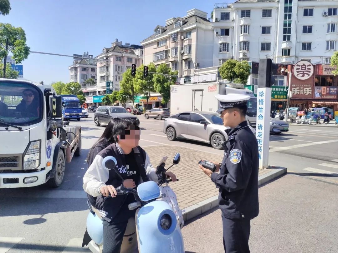 4月15日交警持续整治！不戴头盔骑行危害大，你还敢心存侥幸？  第2张