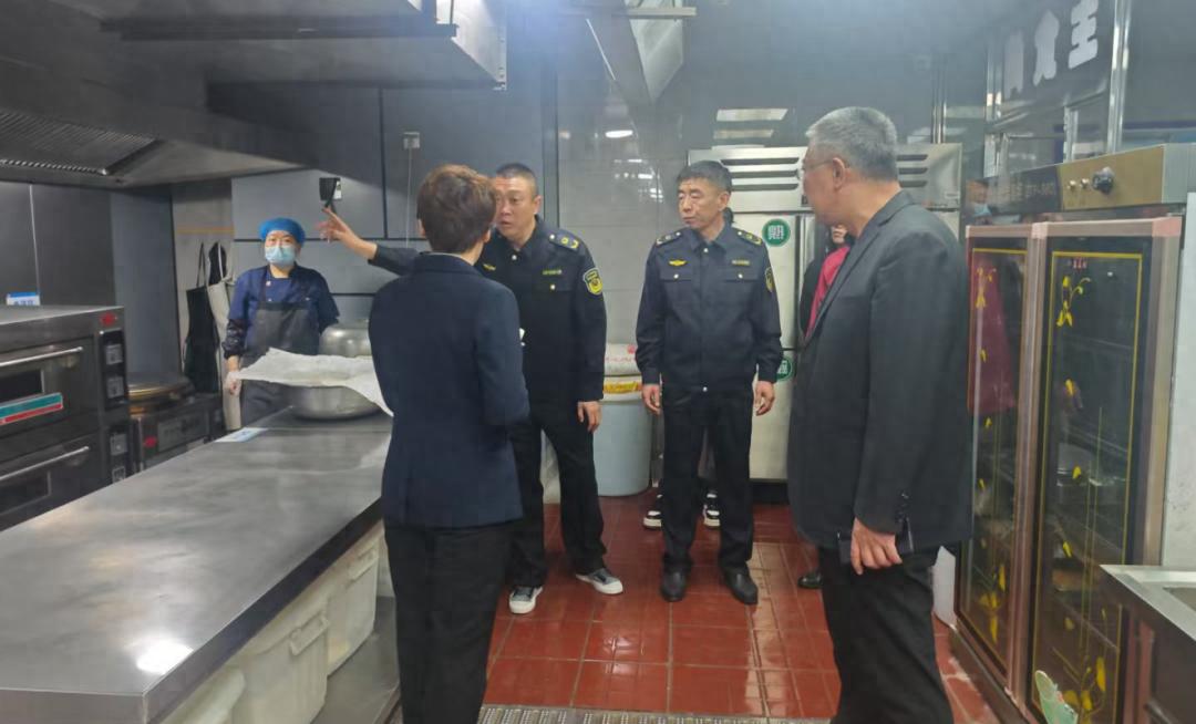 太原市中北高新区分局落实食品安全督导！纪检书记带队食堂检查到底有多严格？