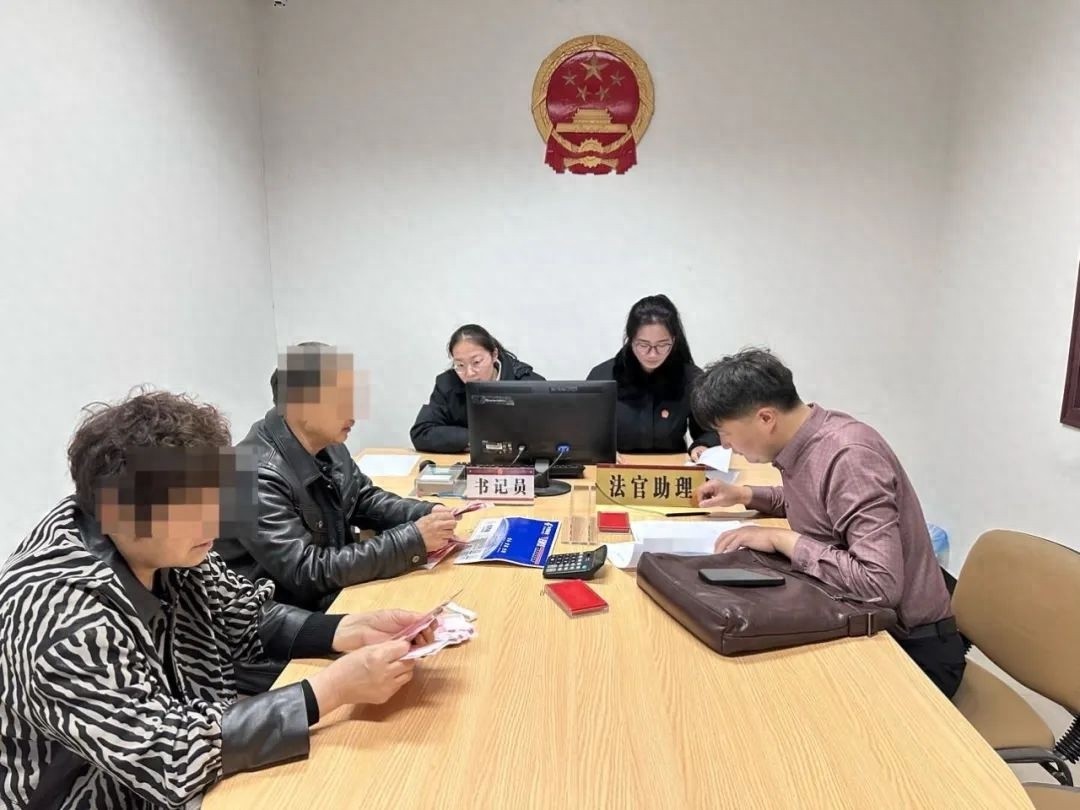 70岁老人无力赔偿，女儿挺身而出：诚信无价，这钱我替父亲还