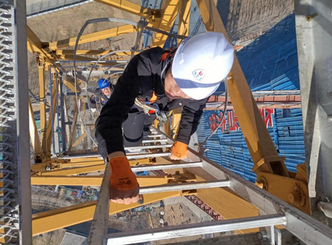 大风来袭！津潍高铁如何守住安全底线？8道塔机加固、24块广告牌拆除的背后