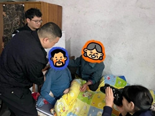 移动户籍室上门服务，瘫痪男子办证难题解决，这事太暖心了