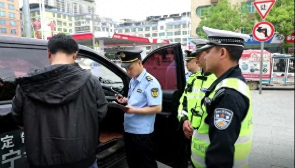 新宁县重拳出击！50余名执法人员联合整治非法营运，你的出行安全有保障了吗？