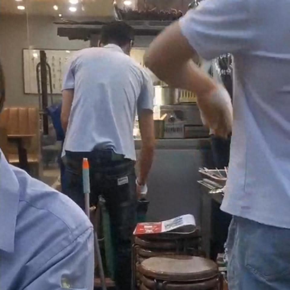 西安一烤肉店店员竟把掉泔水桶的肉串捞出二次售卖？  第1张