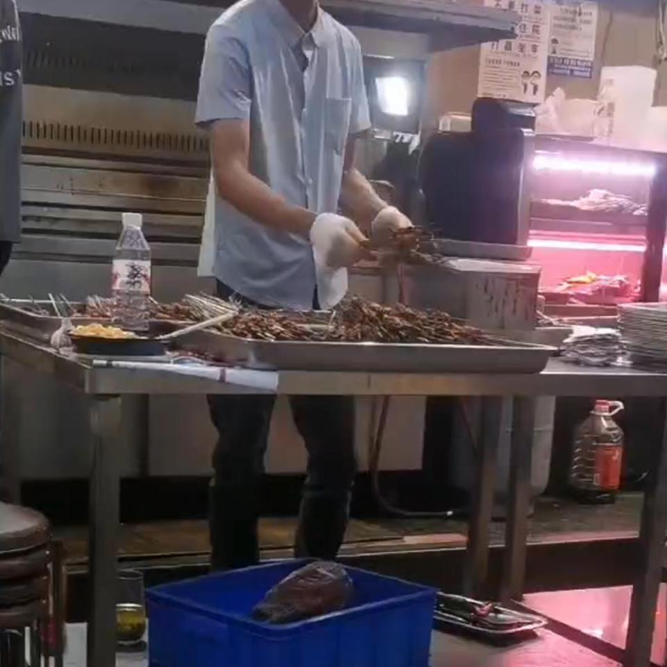 西安一烤肉店店员竟把掉泔水桶的肉串捞出二次售卖？  第2张
