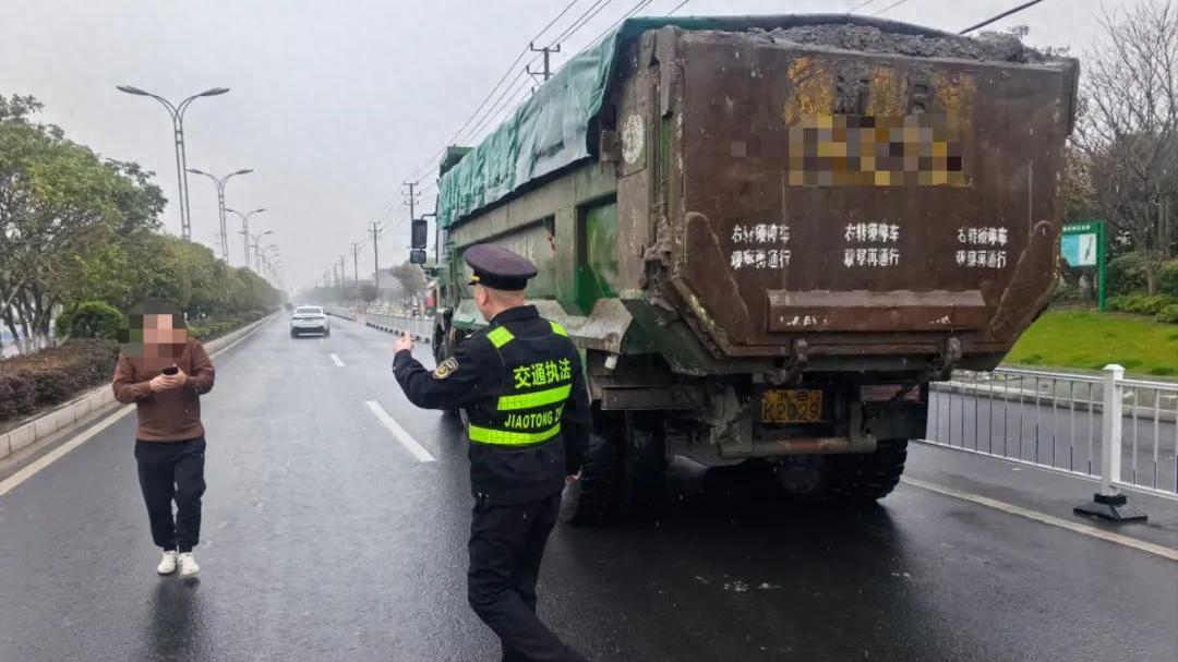 货车司机违章致渣土掉落污染公路，为何摇身一变成志愿者？