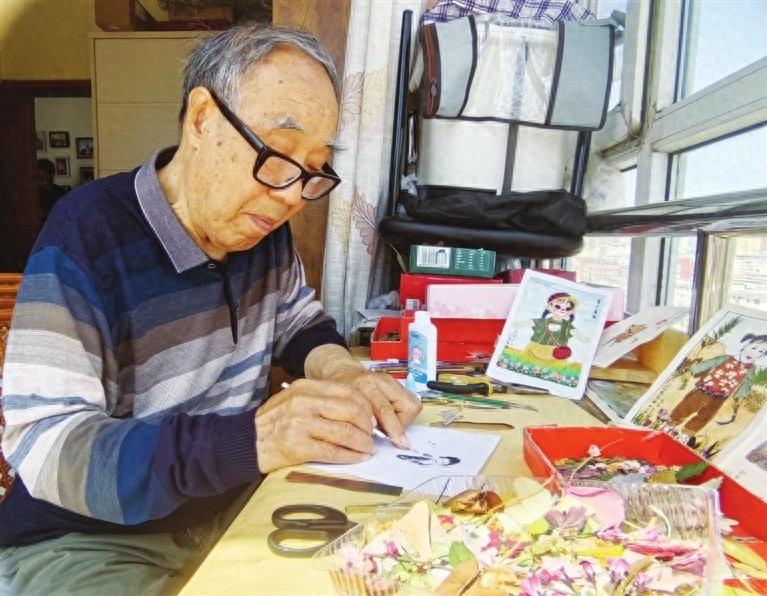 85岁老人竟用落叶花瓣创作出56个民族56朵花？太绝了