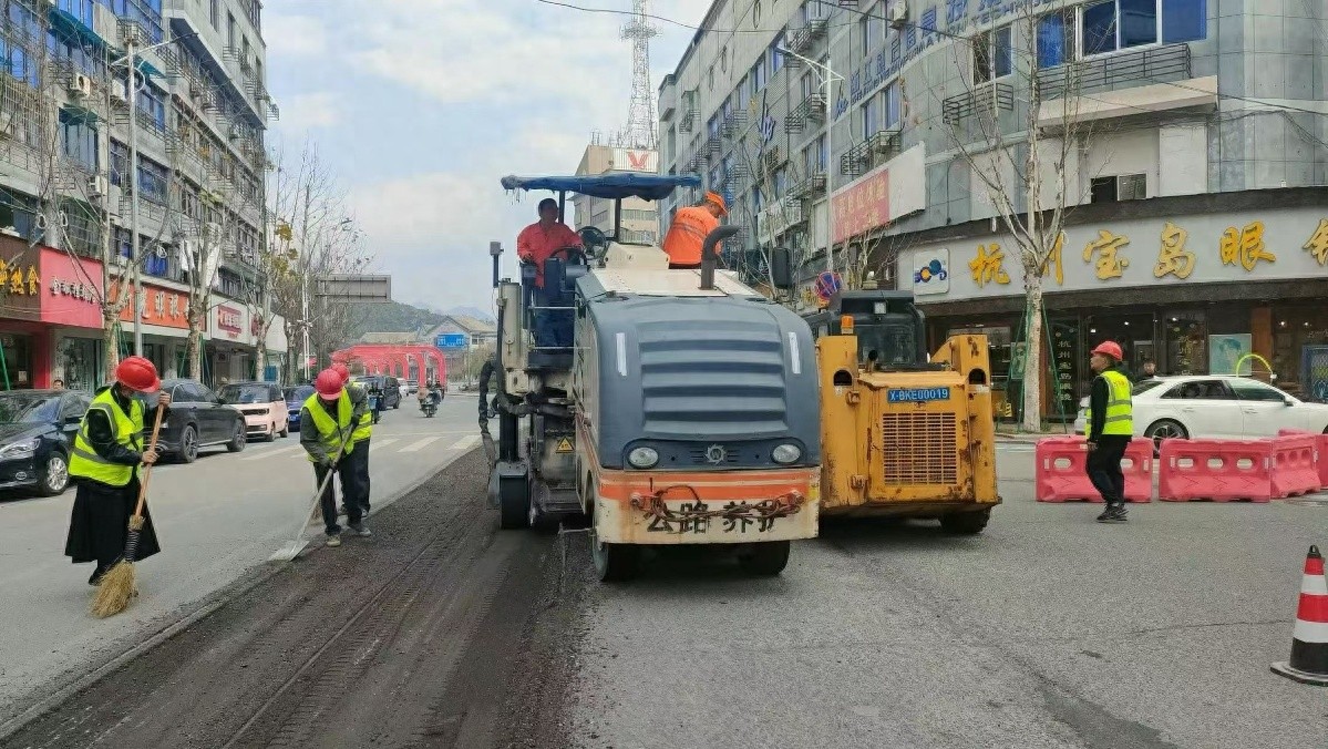 城区道路破损存隐患！龙泉市建设局如何保障市民出行安全？