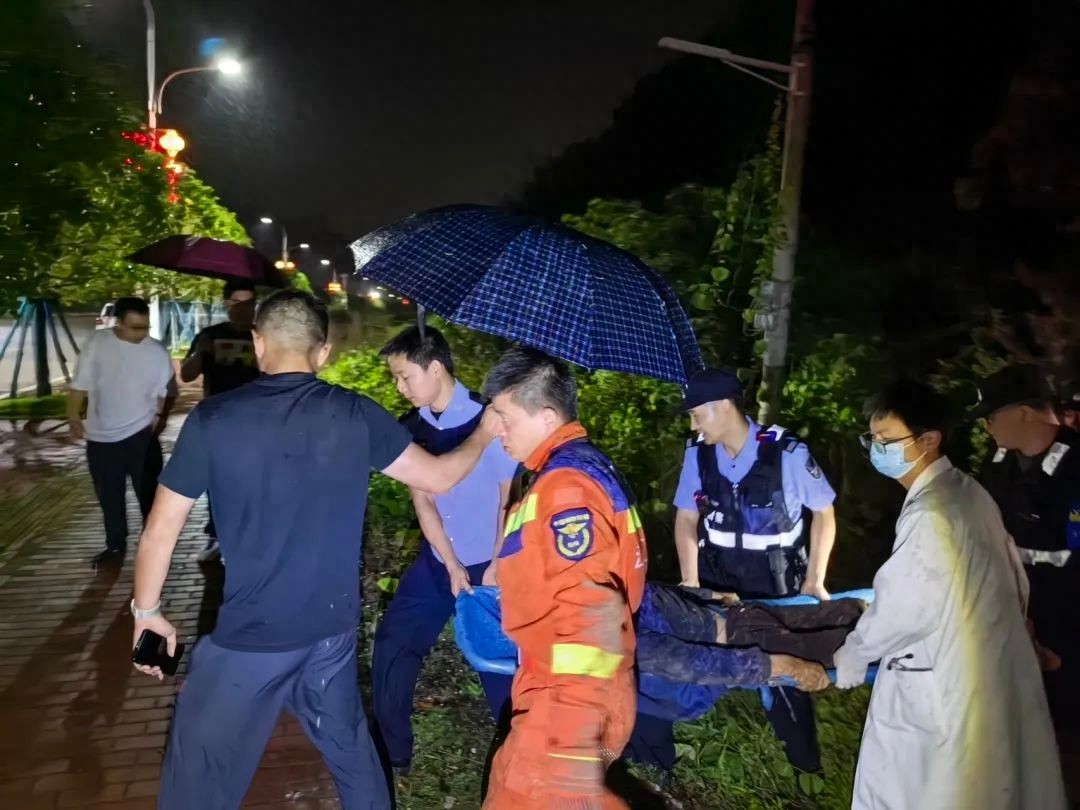 85岁老人荒山迷路，民警紧急救援！背后故事令人泪目？