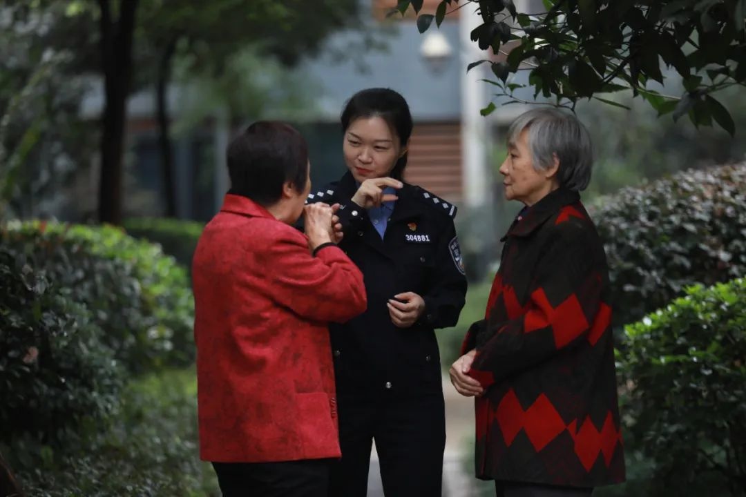 扎根基层十余载！何巧凭啥能获全国道德模范等多项荣誉？  第3张