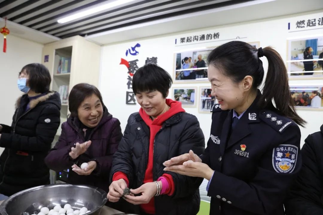 扎根基层十余载！何巧凭啥能获全国道德模范等多项荣誉？  第5张