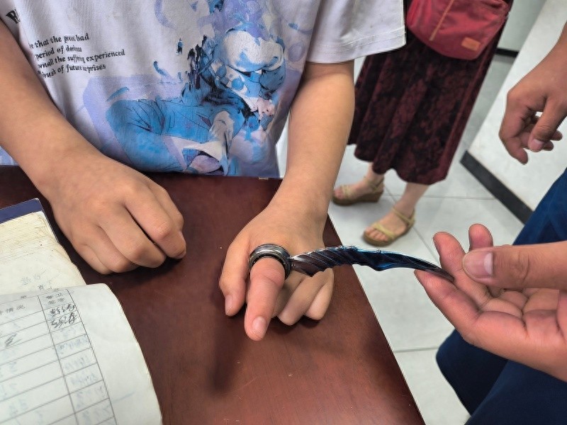 贪玩男孩手指被玩具爪子刀卡住！消防队15分钟紧急救援！你知道咋回事？