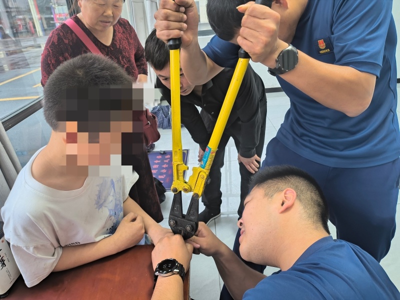 贪玩男孩手指被玩具爪子刀卡住！消防队15分钟紧急救援！你知道咋回事？  第2张