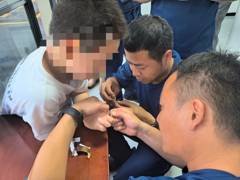 贪玩男孩手指被玩具爪子刀卡住！消防队15分钟紧急救援！你知道咋回事？  第3张