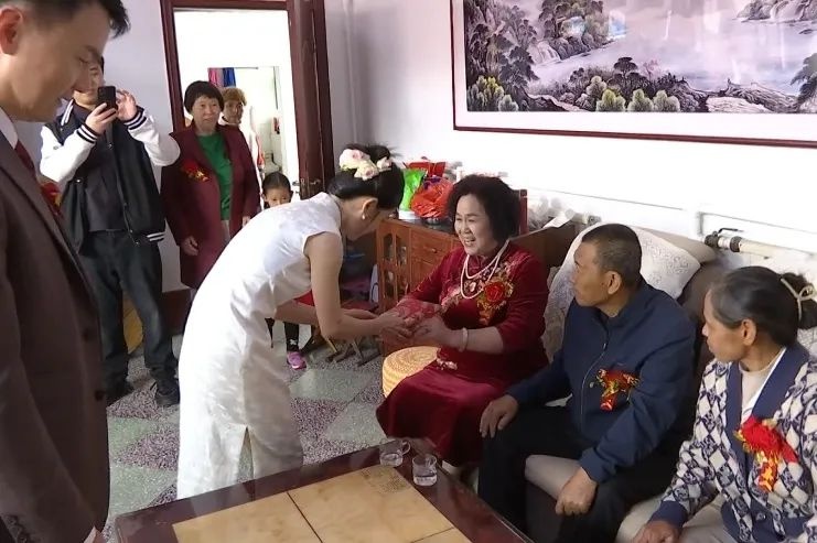 90后新人徒步接亲引爆网络！约40万人见证，你还在大办婚礼？  第5张
