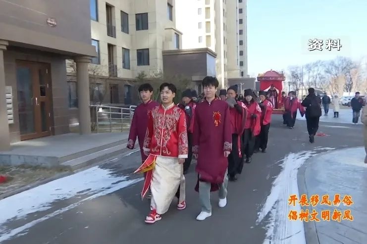 90后新人徒步接亲引爆网络！约40万人见证，你还在大办婚礼？  第8张
