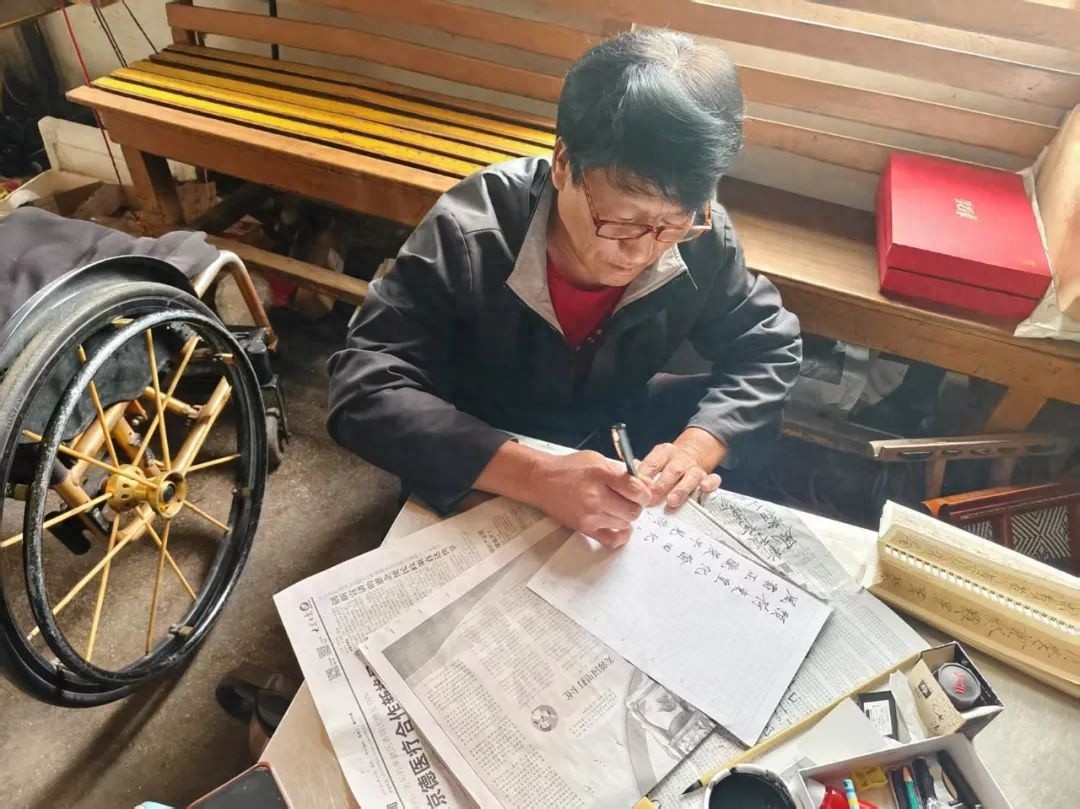 身体残障却活出风采！明光辉的励志人生你了解吗？