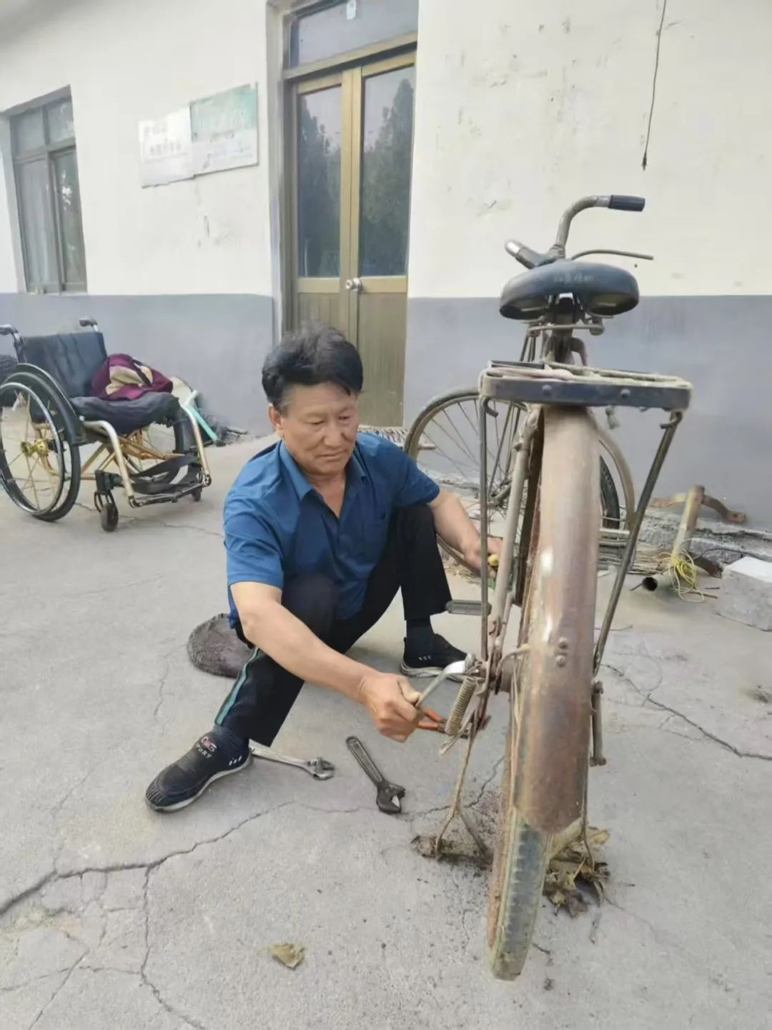身体残障却活出风采！明光辉的励志人生你了解吗？  第2张